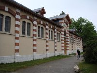 09 Puis, dans un autre bâtiment, ...