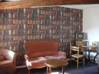 Au deuxième étage, une magnifique bibliothèque ... en papier peint !