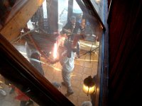 ... à travers une verrière poussièreuse.