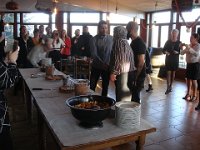 ... alors les deux générations se congratulent.