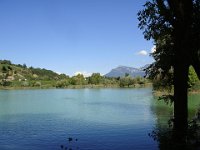 121 Un nageur courageux au loin.