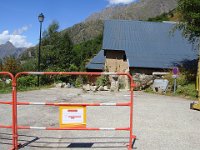 23 Terrassements en cours, pour dévier les chutes de pierres.