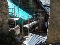 24 Autres travaux à plus petite échelle : réfection d'un toit. Ici le jour de notre arrivée ...