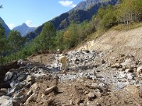 31 ... et réaliser une plateforme, un redent, puis, plus tard, un grand talus en terre et rochers.