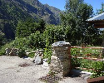 29 La première fontaine, à l'entrée ...