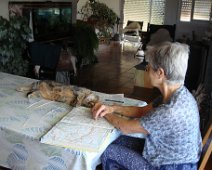 01 ... puis, le devoir accompli, se reposer pendant que Martine regarde le trajet vers l'Auvergne.