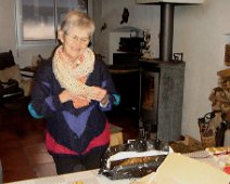 07 Martine met aussitôt la belle écharpe.