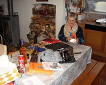 10 Des bouquins, bien sûr et pas mal de douceurs, chocolats, boissons, marrons glacés etc. Et un magnifique pull en cachemire de Ted Lapidus pour le photographe.