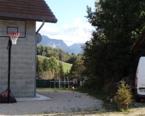 03a Pas remarqué les fois d'avant, mais la maison d'en face a un poulailler.