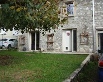 04 La terrasse pourrissante a été supprimée : gazon partout.