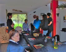 06 En attendant de passer à table.