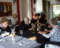 08 Et les quatre desserts (crème anglaise, mousse au chocolat, deux gâteaux) sont unanimement appréciés.