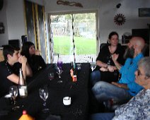 09 En fin de repas Vivien cause et, apparemment intéresse son auditoire !