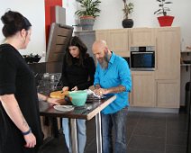 ai Martine, comme d'habitude, a apporté sa fameuse crème anglaise. Sara découpe son gâteau mais n'aime pas être photographiée.