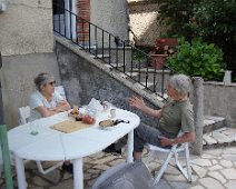 27 ... nous nous contentons de papoter tout l'après-midi.