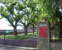 41 ... quelqu'un s'empresse de fermer la grille avec |« Attention au chien » quand nous approchons, Faut dire que le prieuré héberge maintenant des étudiants...