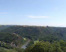01 - 04 Ou, plus précisément, une variante menant directement au principal point de vue sur la presqu'île, à gauche, et un méandre en amont, à droite ...