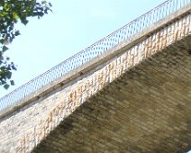 55zoom ... juste sous la rambarde.