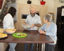 08 Martine a apporté des kilos de chocolats ...