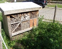 09 Un pavillon spécial pour insectes pollinisateurs qui, ici, fonctionne plutôt bien ...