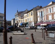 05 Ville assez importante (40 000 habitants). La statue de Le Corbusier, réalisée par le sculpteur russe Andrey Tyrtyshnikov. Qui ne s'est pas trop foulé car c'est...