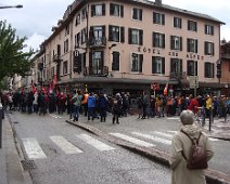 02 Nous sommes un peu en retard. Elle a déjà démarré.