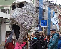 08 Un groupe anar, avec une sculpture en dollars et, curieusement, un parano qui met un masque. Contre la Covid ? Ou, naïvement, pour ne pas se faire repérer ?