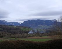 23 Début mars, plus de neige. Certains en profitent pour brûler des déchets ...
