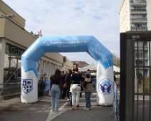 04 ... d'aller plutôt à la gendarmerie toute proche. Beaucoup de monde ...