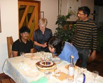 03 Adrija a 13 ans aujourd'hui ! Cela mérite bien le fameux tiramisu de Martine ...