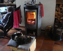 14 Encore mieux, devant le feu.